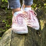 Scarpe di camoscio pulite e lucide su un tavolo, pronte per essere indossate.