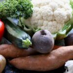 Porzioni di verdura colorate su un tavolo, rappresentano una dieta sana per ridurre il colesterolo LDL.