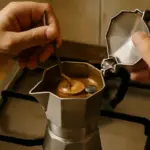 Qual è il modo giusto per montare la crema della moka? Il trucco che esalta l’aroma
