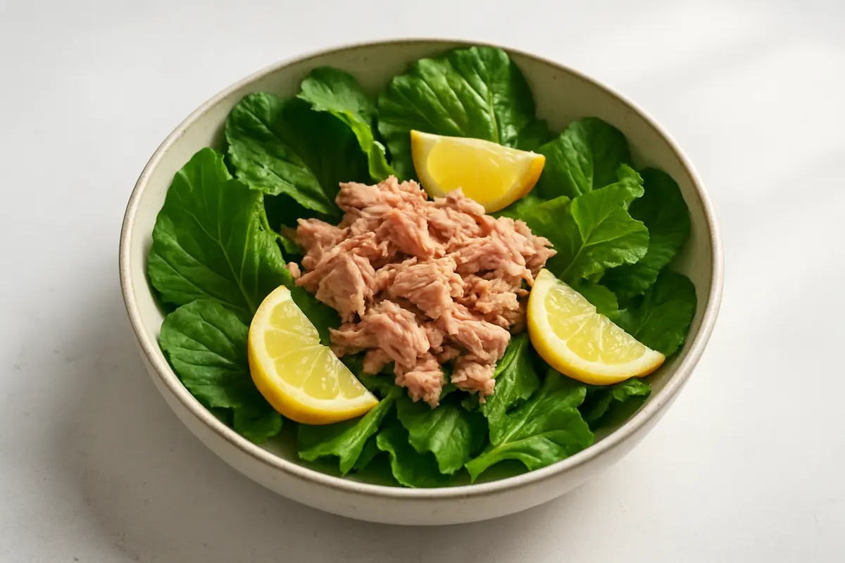 Insalata di senape: foglie, benefici per il fegato e abbinamenti con il tonno
