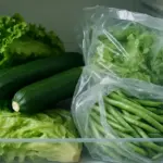 Le verdure marciscono nel sacchetto di plastica: ecco la causa