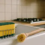 La spugna dei piatti dura meno di quanto pensi: ecco quando sostituirla